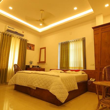 Sapphire Inn Nedumbassery Bagian luar foto