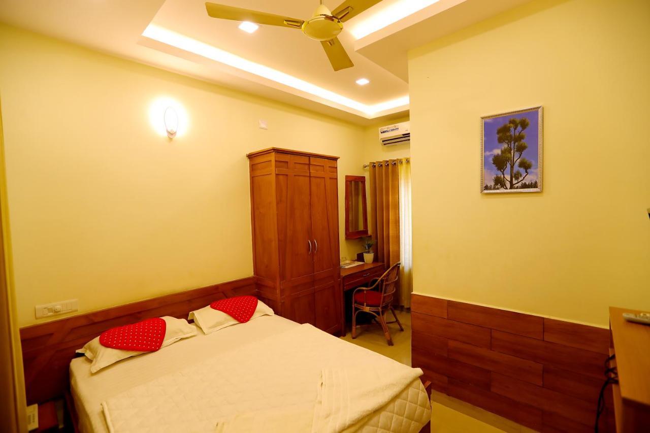 Sapphire Inn Nedumbassery Bagian luar foto