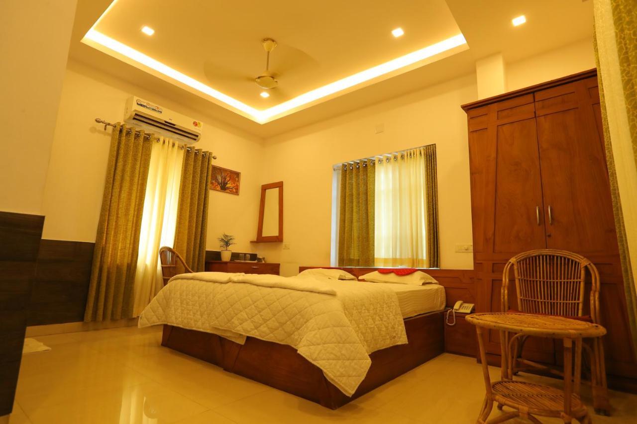 Sapphire Inn Nedumbassery Bagian luar foto