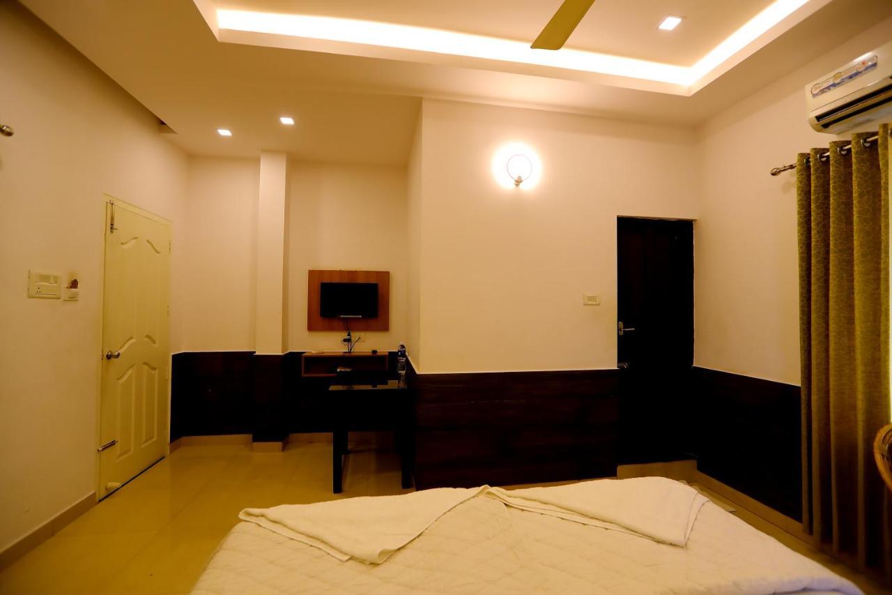 Sapphire Inn Nedumbassery Bagian luar foto