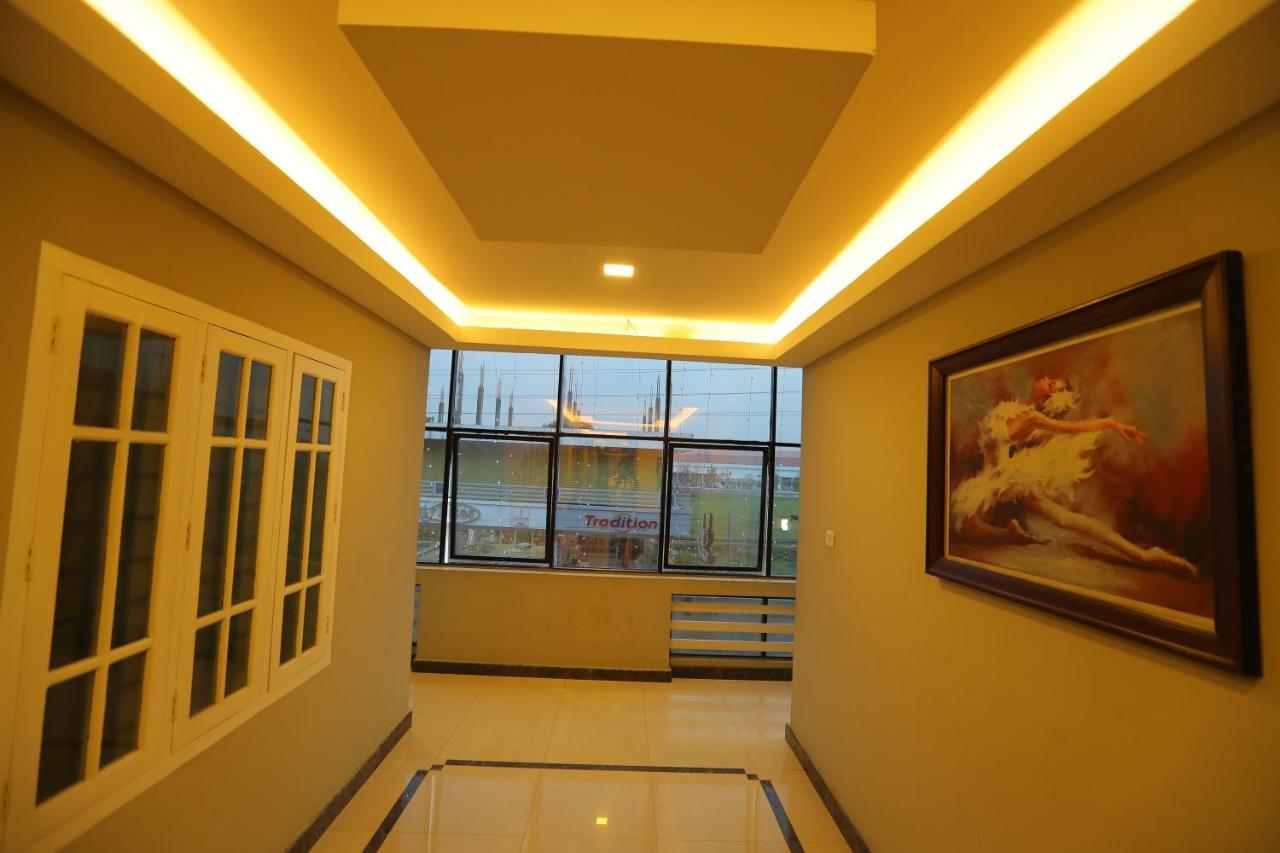 Sapphire Inn Nedumbassery Bagian luar foto