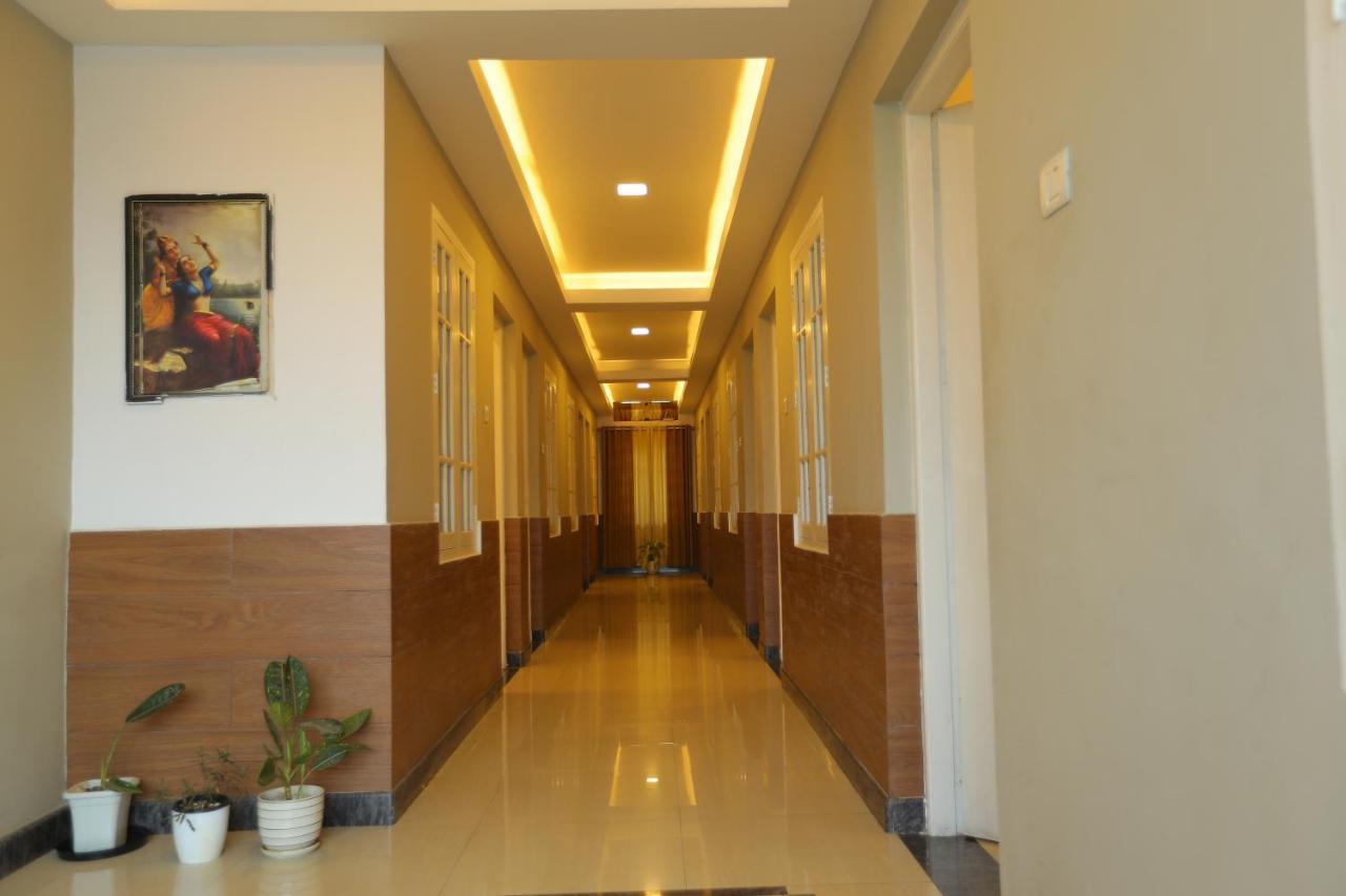 Sapphire Inn Nedumbassery Bagian luar foto