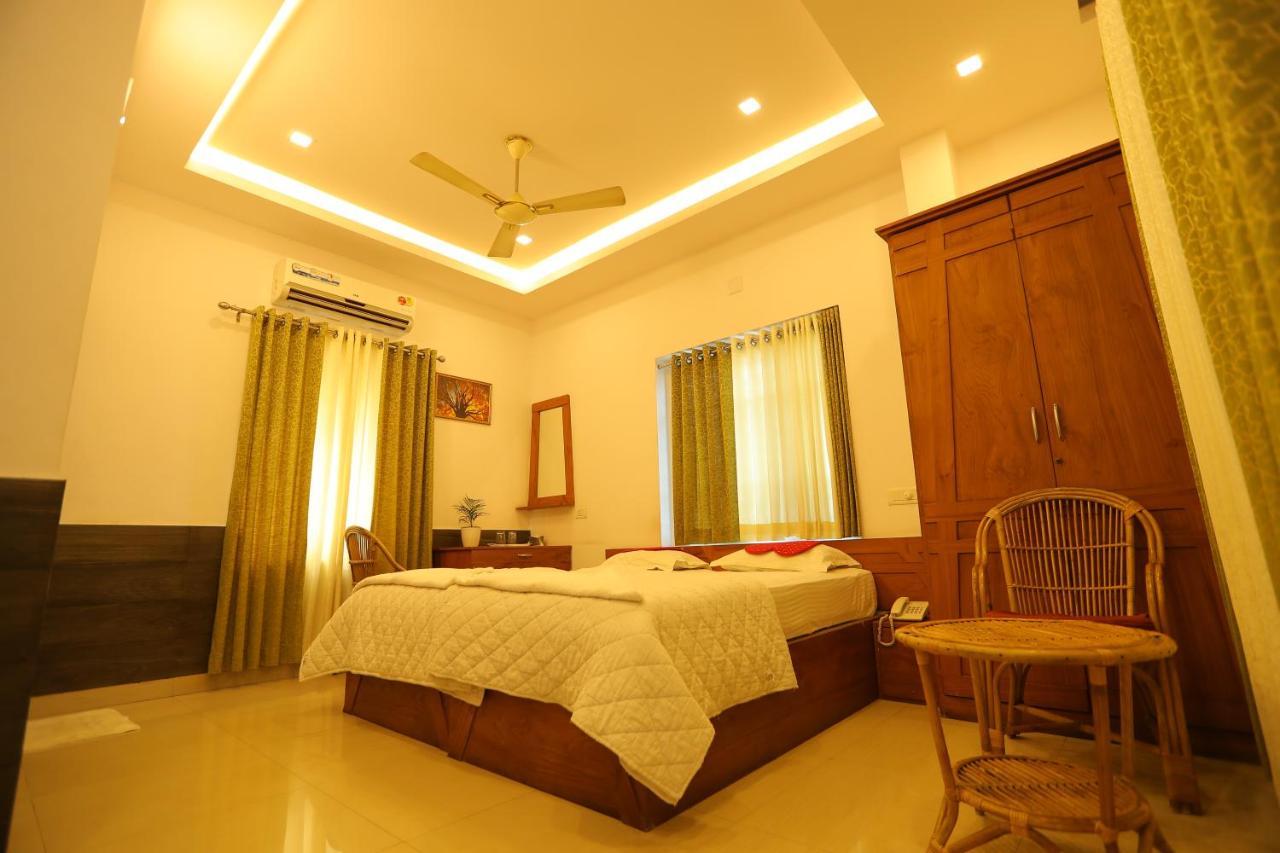 Sapphire Inn Nedumbassery Bagian luar foto