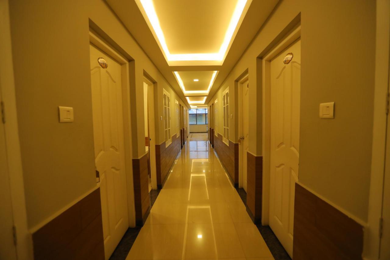 Sapphire Inn Nedumbassery Bagian luar foto