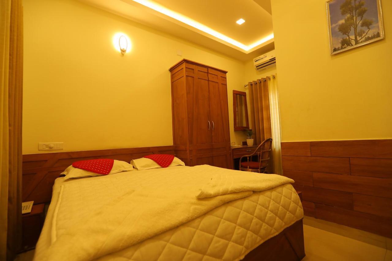 Sapphire Inn Nedumbassery Bagian luar foto