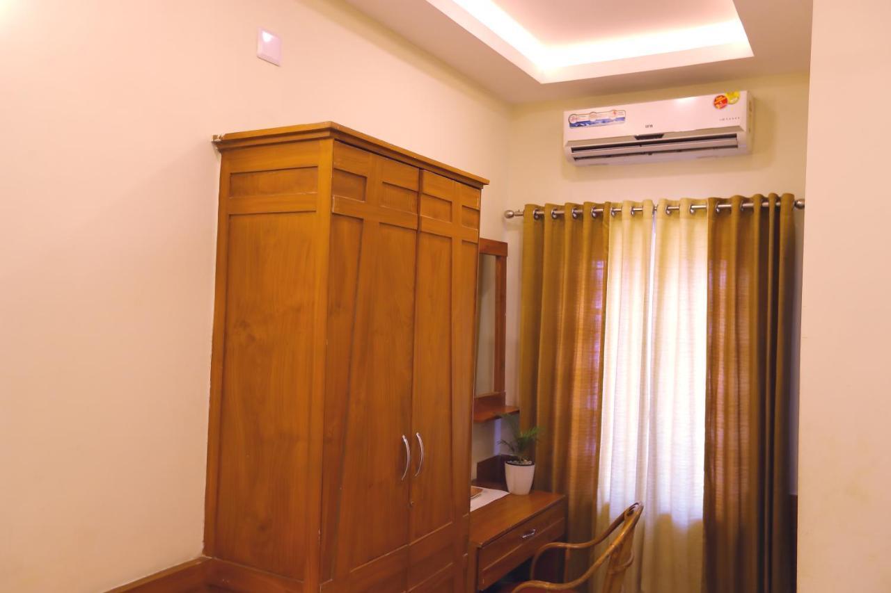 Sapphire Inn Nedumbassery Bagian luar foto