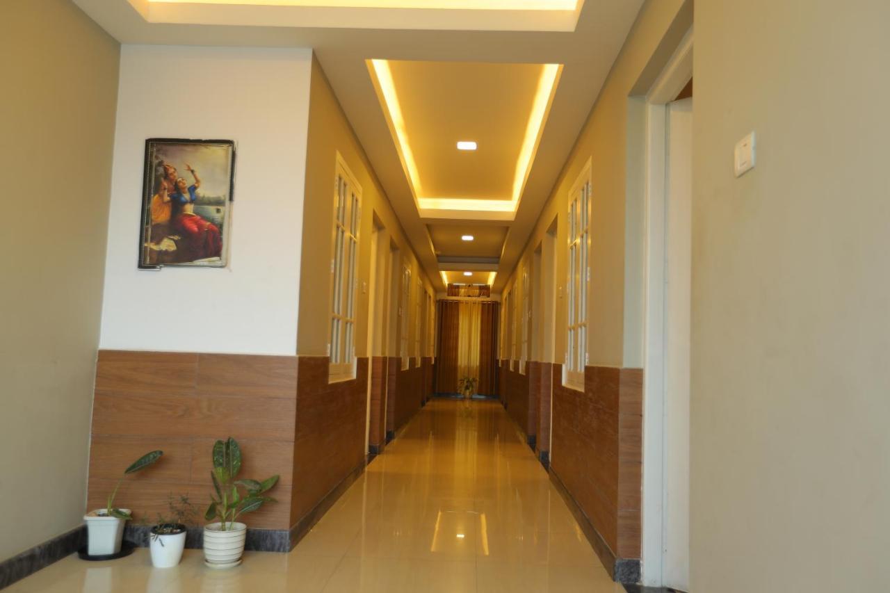 Sapphire Inn Nedumbassery Bagian luar foto