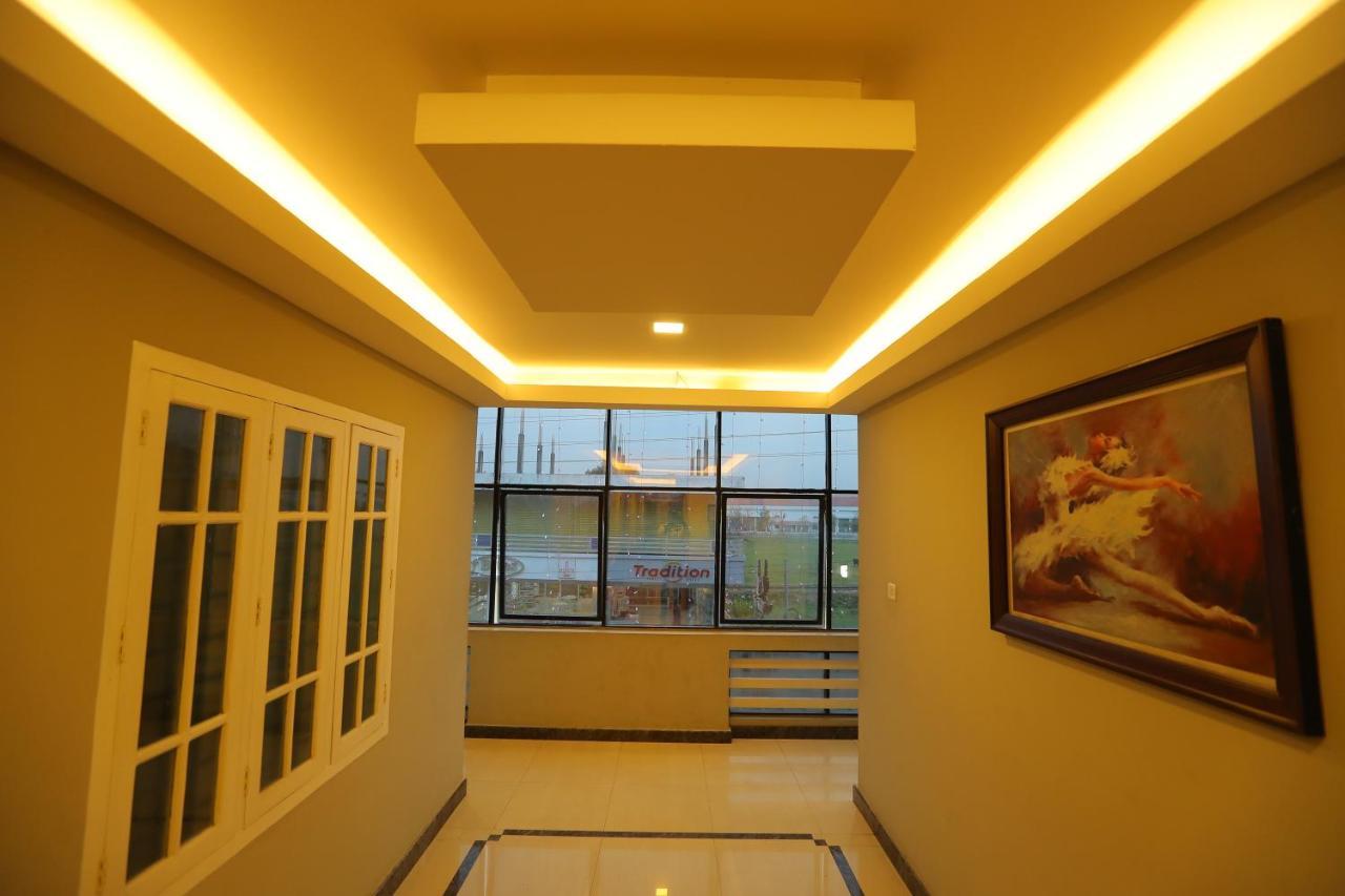 Sapphire Inn Nedumbassery Bagian luar foto