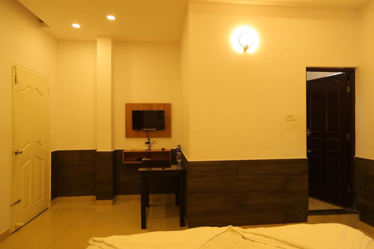 Sapphire Inn Nedumbassery Bagian luar foto