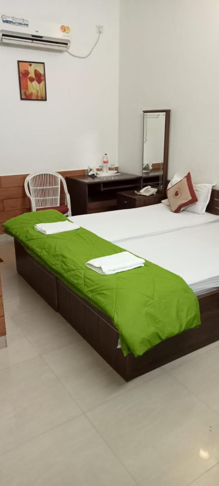 Sapphire Inn Nedumbassery Bagian luar foto