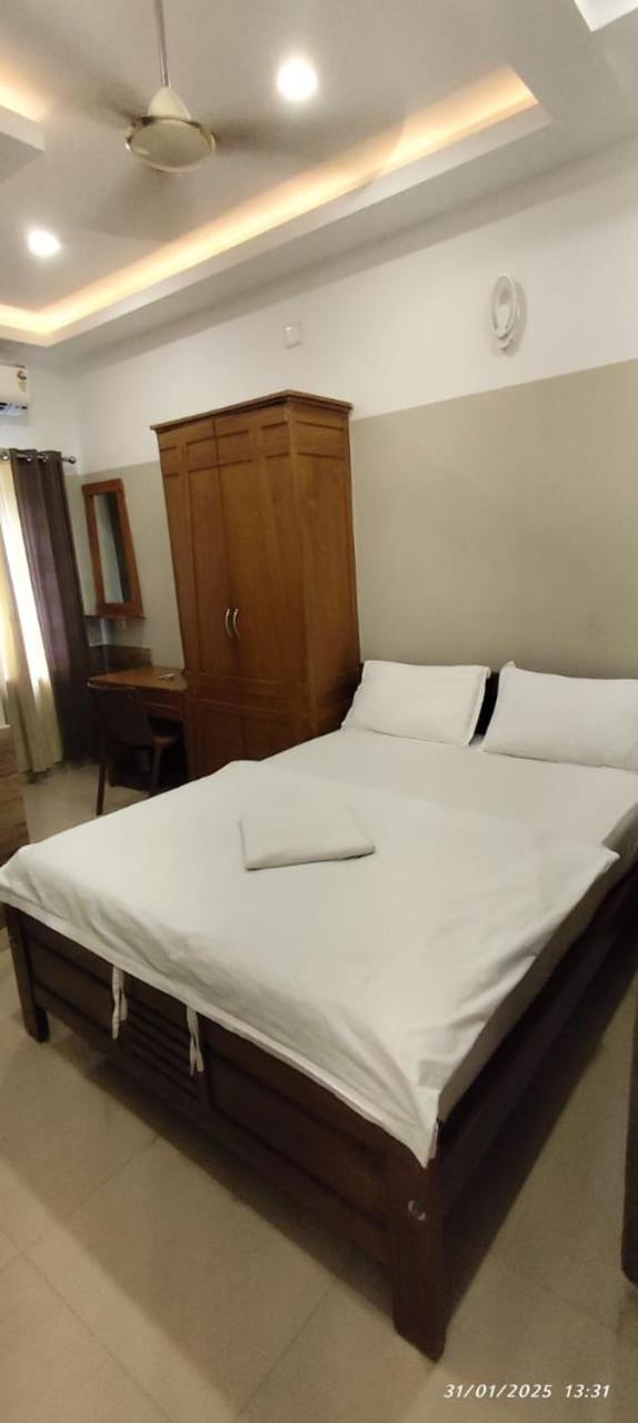 Sapphire Inn Nedumbassery Bagian luar foto
